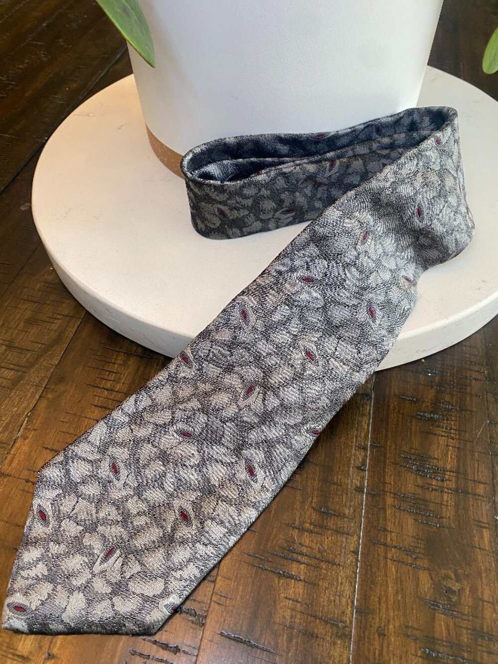 Oscar de la Renta Couture Silk Tie Gray Silver Abstract Pattern Maroon Accent